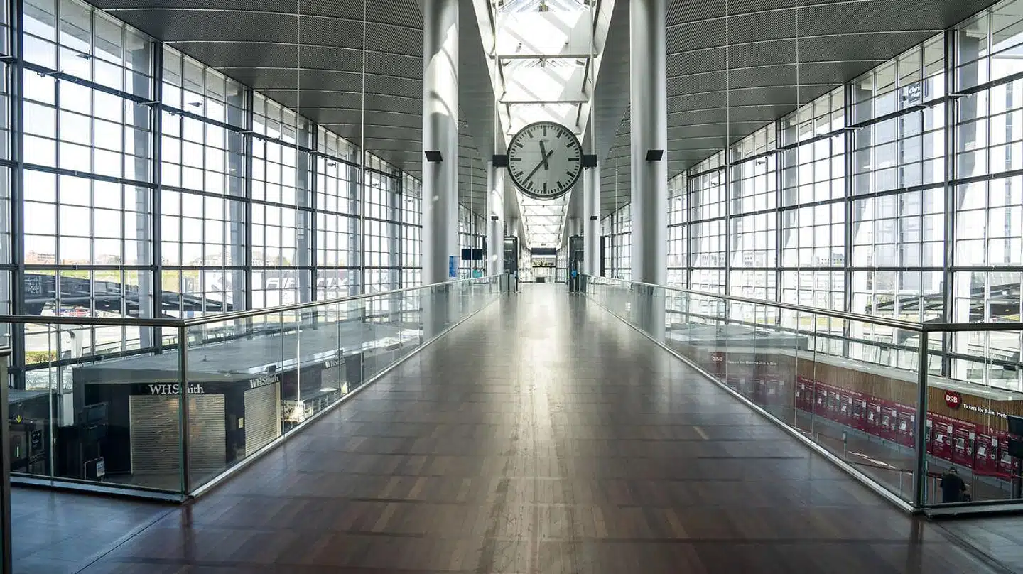 Københavns Lufthavn ligger næsten øde hen i disse dage. Det har fået mange virksomheder med tilknytning til lufthavnen til at sende medarbejdere hjem på lønkompensation.
