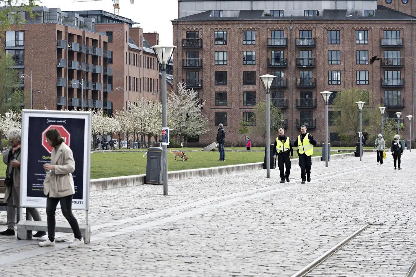 I den seneste uge har det været forbudt at tage ophold på Islands Brygge. Det forbud ophæves sent fredag. Og nu vil Københavns Kommune hjælpe borgerne med at holde passende afstand.