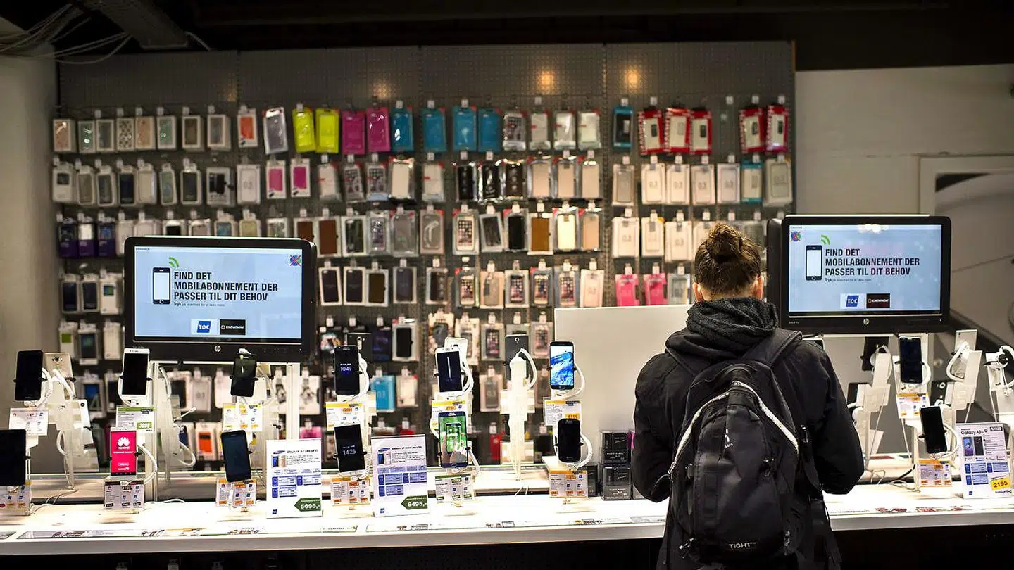 Den løbende udskiftning af dyre smartphones og tilsvarende fladskærmsfjernsyn er udskudt hos mange, fordi coronakrisen gør hjemmeøkonomien usikker.