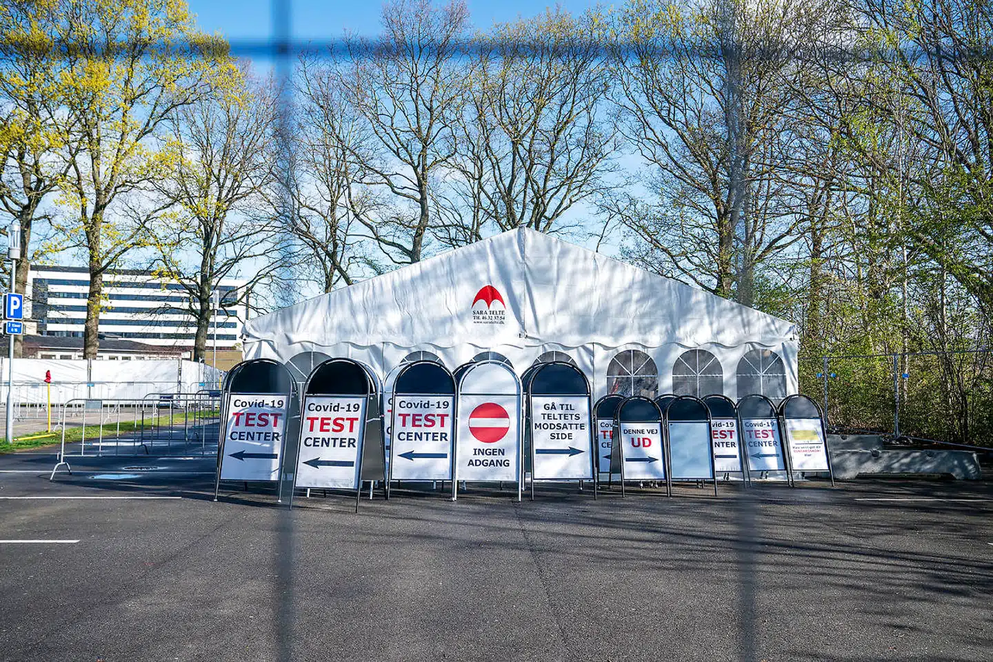 Region Sjælland er ved at etablere endnu et testcenter, ved Roskilde Sygehus. De hvide telte er en del af Danmarks nye teststrategi, hvor mange flere skal testes. Men strategien kritiseres af eksperter for at kunne give en falsk tryghed.