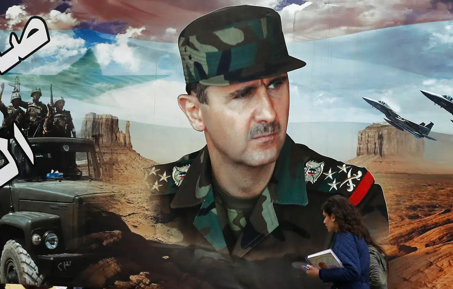 Forfatteren Adam Holm har skrevet et portræt af Syriens præsident, Bashar al-Assad. »Det er der kommet en rigtig god bog ud af, som dog kunne være blevet endnu bedre, hvis vi have fået noget mere kontekst,« skriver Peter Nedergaard. Arkivfoto af vægmaleri af Assad i Bab Tuma, i centrum af Damaskus. Krigen i Syrien menes at have kostet 360.000 mennesker livet.