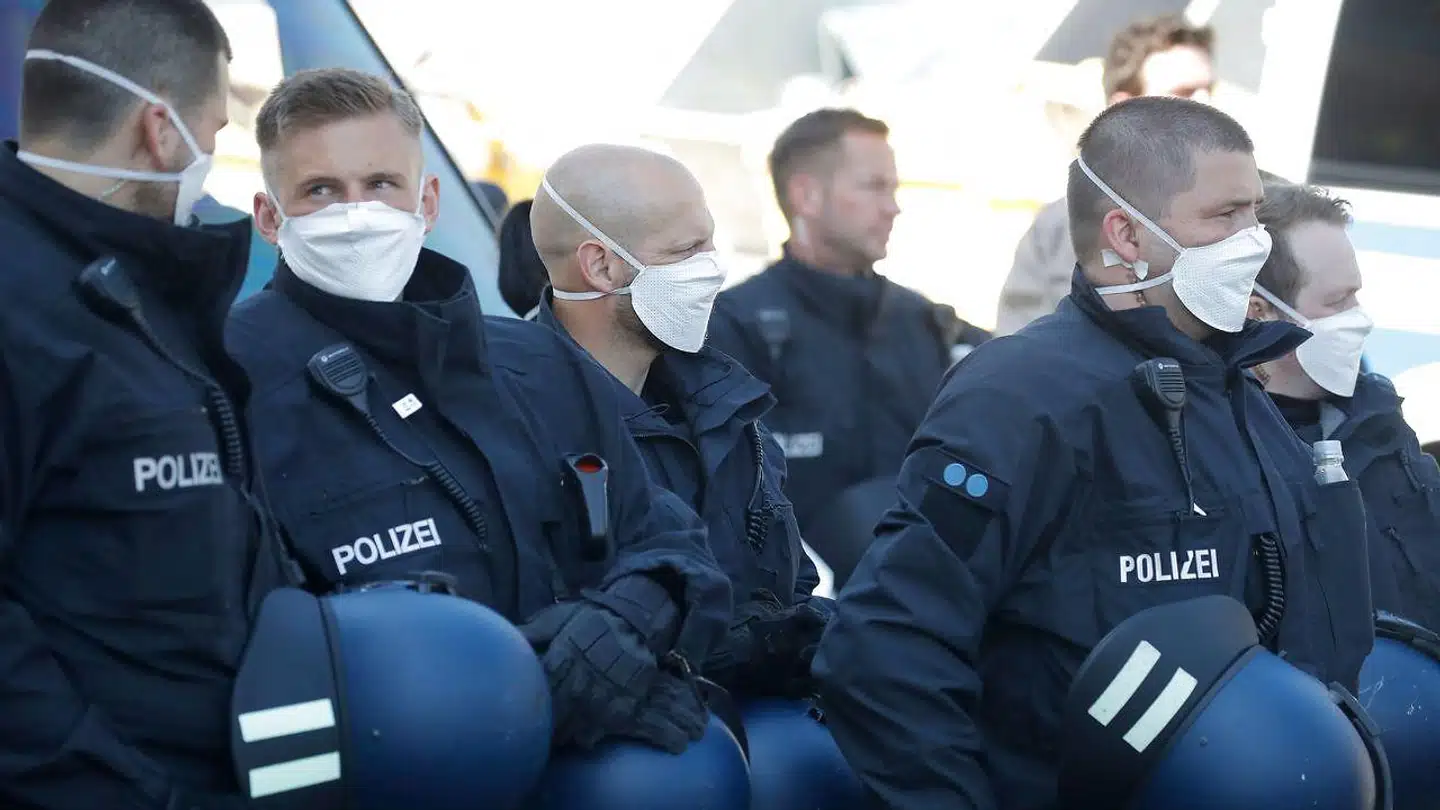 Tyske politifolk iført ansigtsmasker i hovedstaden Berlin. I Tyskland opfordres befolkningen til at rette henvendelse til myndighederne, hvis de mener, at folk overtræder coronaforbuddene.