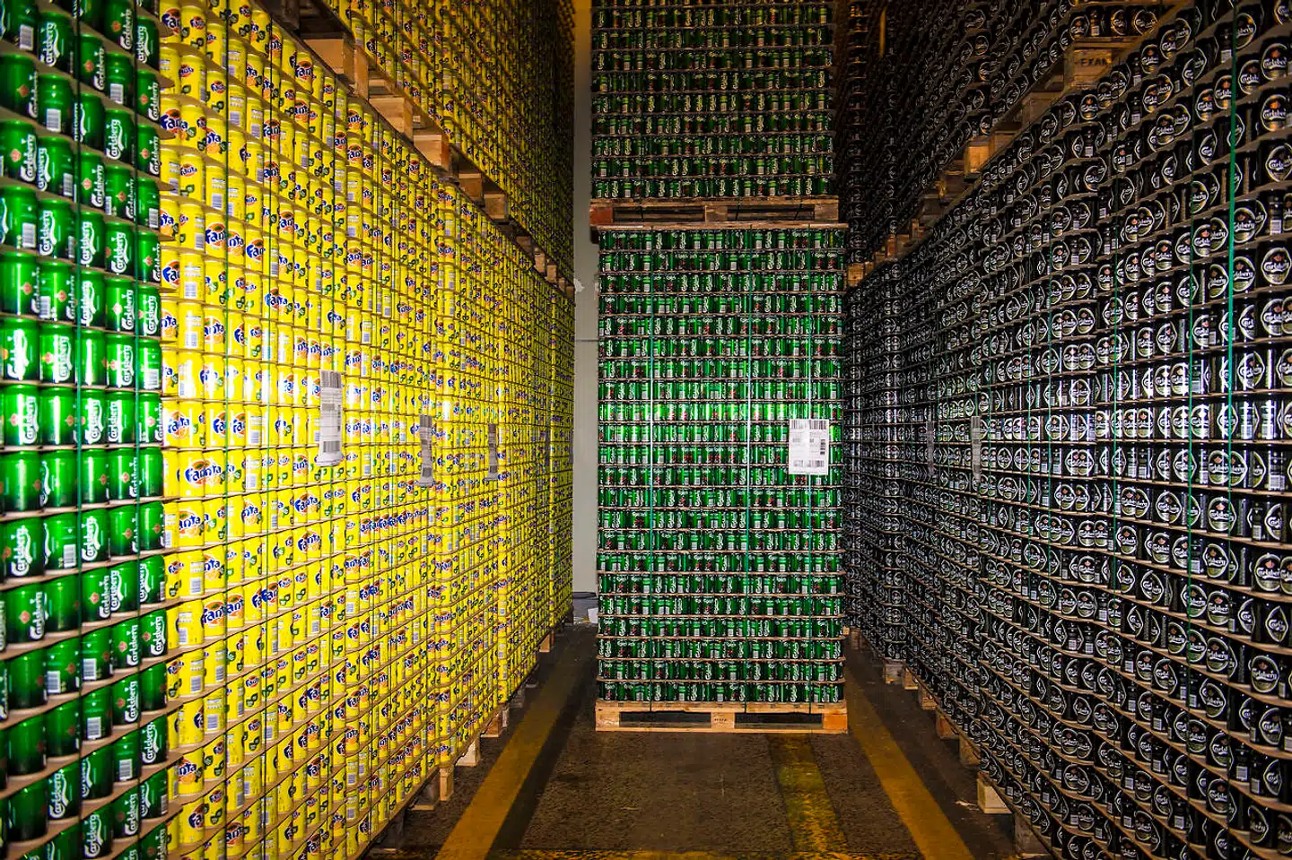 Carlsbergs salg er faldet med knap en milliard kroner i første kvartal, hvor coronavirusset ramte store dele af verden. Det viser salgstal fra bryggeriet.