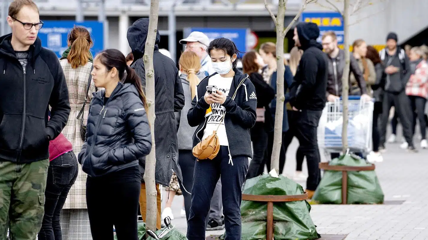 IKEA har genåbnet deres varehuse efter nogle ugers coronanedlukning. Tirsdag 28. april var der stadigvæk lang kø foran varehuset i Gentofte. Ifølge en spørgeundersøgelse er mange danskere pessimistiske over for dansk økonomis fremtid.