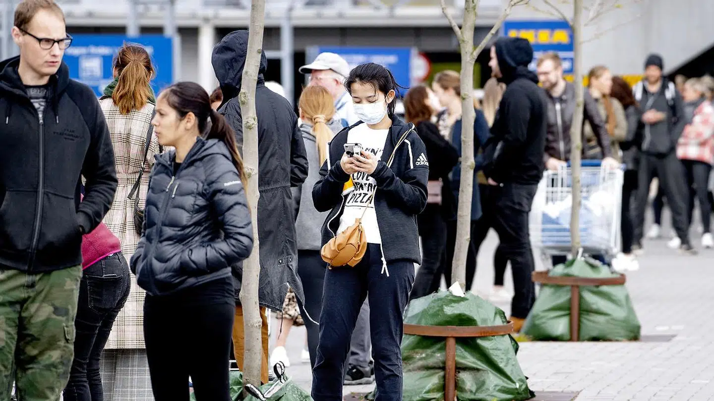 IKEA har genåbnet deres varehuse efter nogle ugers coronanedlukning. Tirsdag 28. april var der stadigvæk lang kø foran varehuset i Gentofte. Ifølge en spørgeundersøgelse er mange danskere pessimistiske over for dansk økonomis fremtid.
