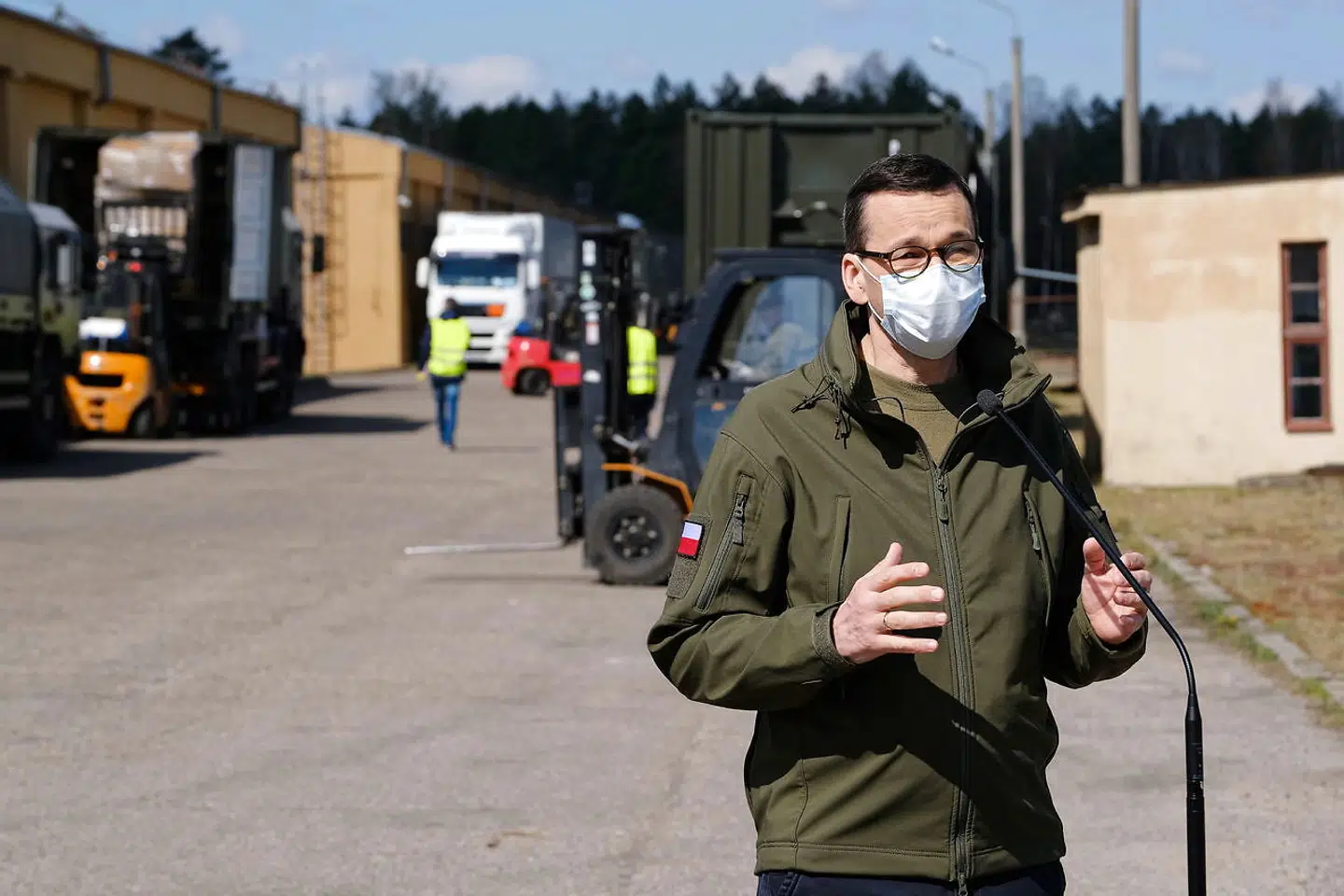 Polens premierminister Mateusz Morawiecki har beklaget sig over manglende hjælp fra EU i kampen mod coronavirus.