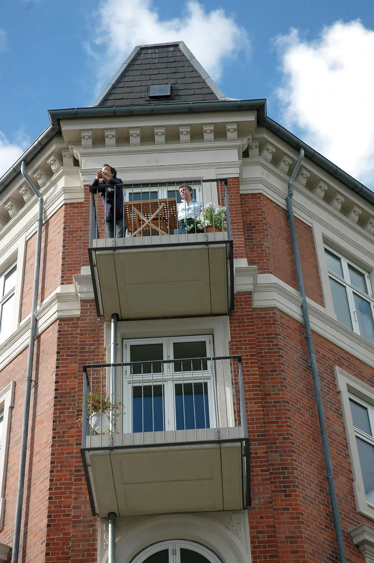 Der er uden tvivl god udsigt fra altanen her. Vi risikerer imidlertid at få et rodet bybillede, hvis der kommer for mange altaner på de eksisterende facader, mener politikere.