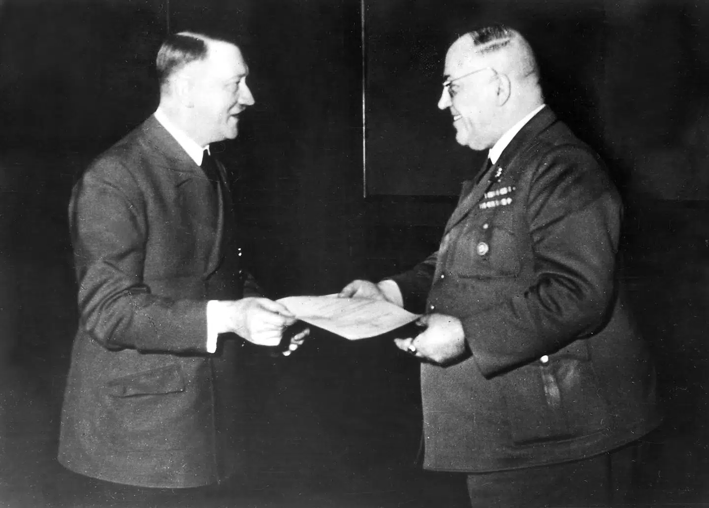 Hitler overrækker i 1944 en fortjenstmedalje for krigsindsats til lægen Theodor Morell, der under krigen leverede narkotika til Føreren.