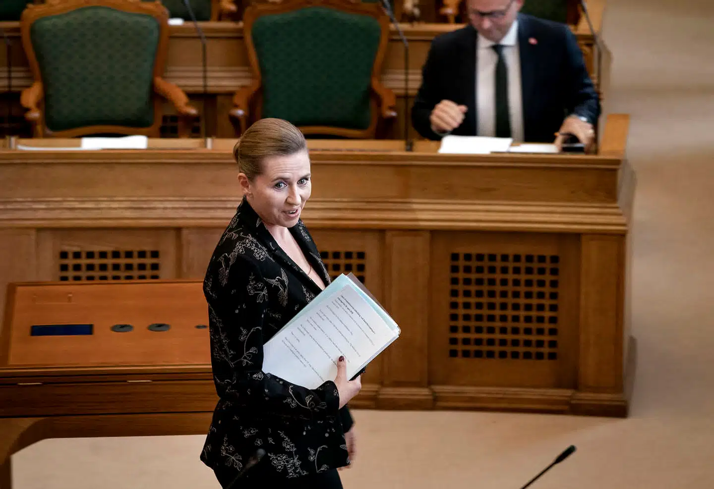 Statsminister Mette Frederiksen (S) i Folketingssalen, inden hun måtte forlade mødet.