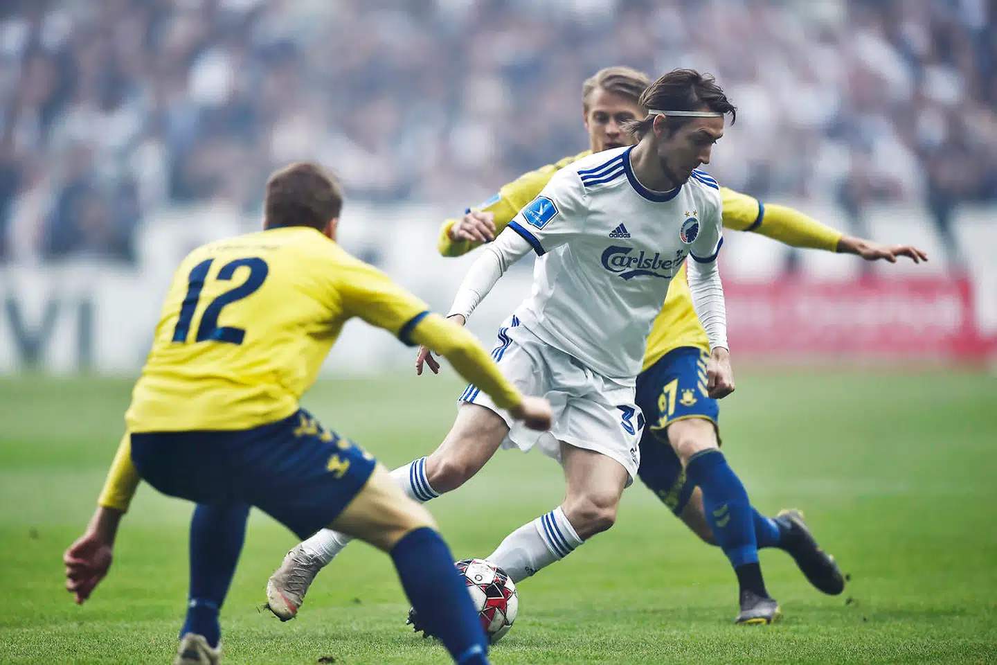 Der er minimal smitte ved at spille fodbold, viser nyt forskningsstudie, men politikerne tøver med at give grønt lys, til at fodbolddanmark igen kan komme igang, så FC København og Brøndby igen kan mødes til kamp i Parken.