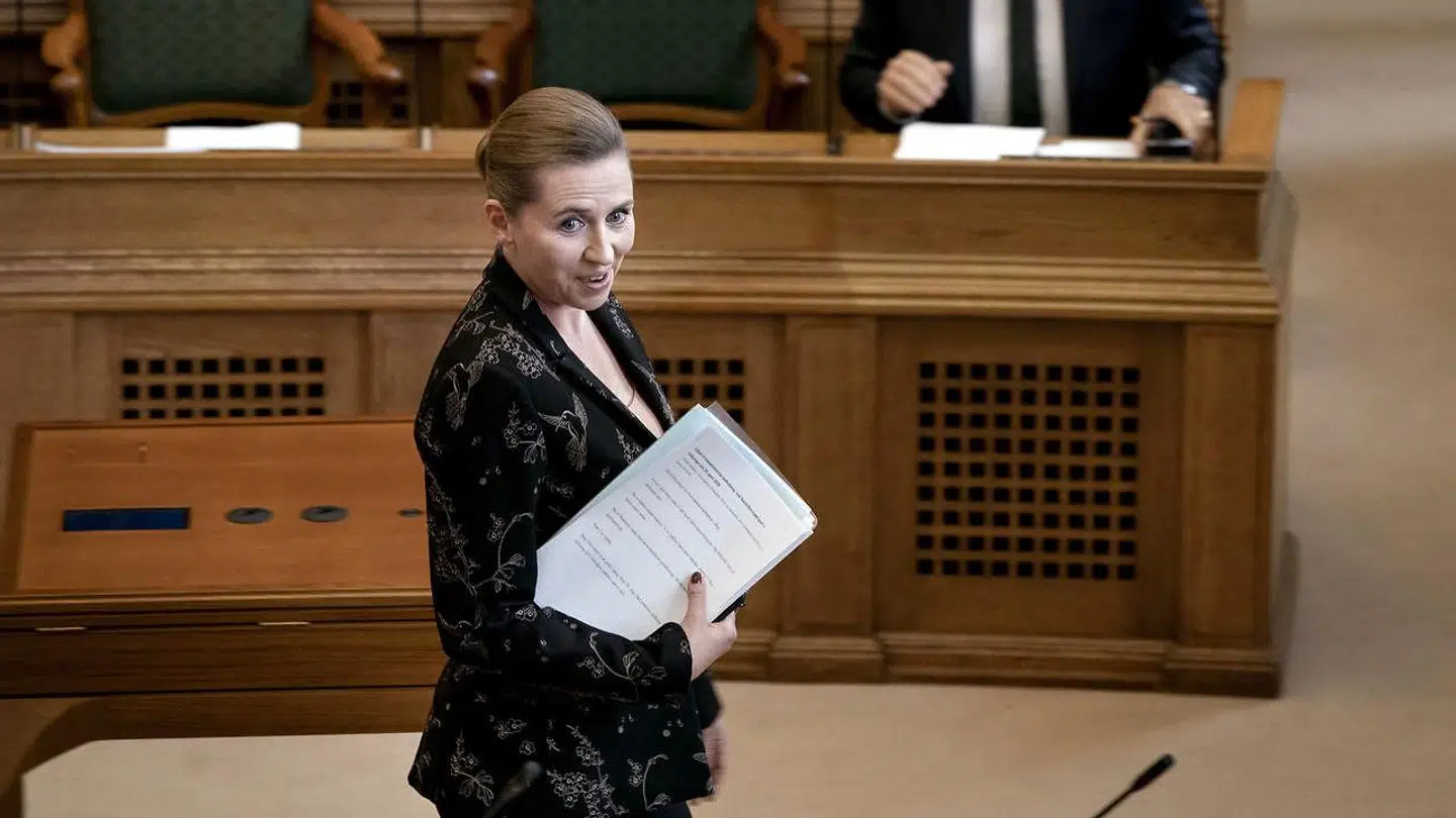 Møde i Folketingssalen. Statsminister Mette Frederiksen (S) skal blandt andet svare på, hvad statsministeren kan oplyse om den langsigtede plan for håndteringen af coronapandemien, genåbningen af det danske samfund og genopretningen af dansk økonomi. Christiansborg onsdag den 29 april 2020.