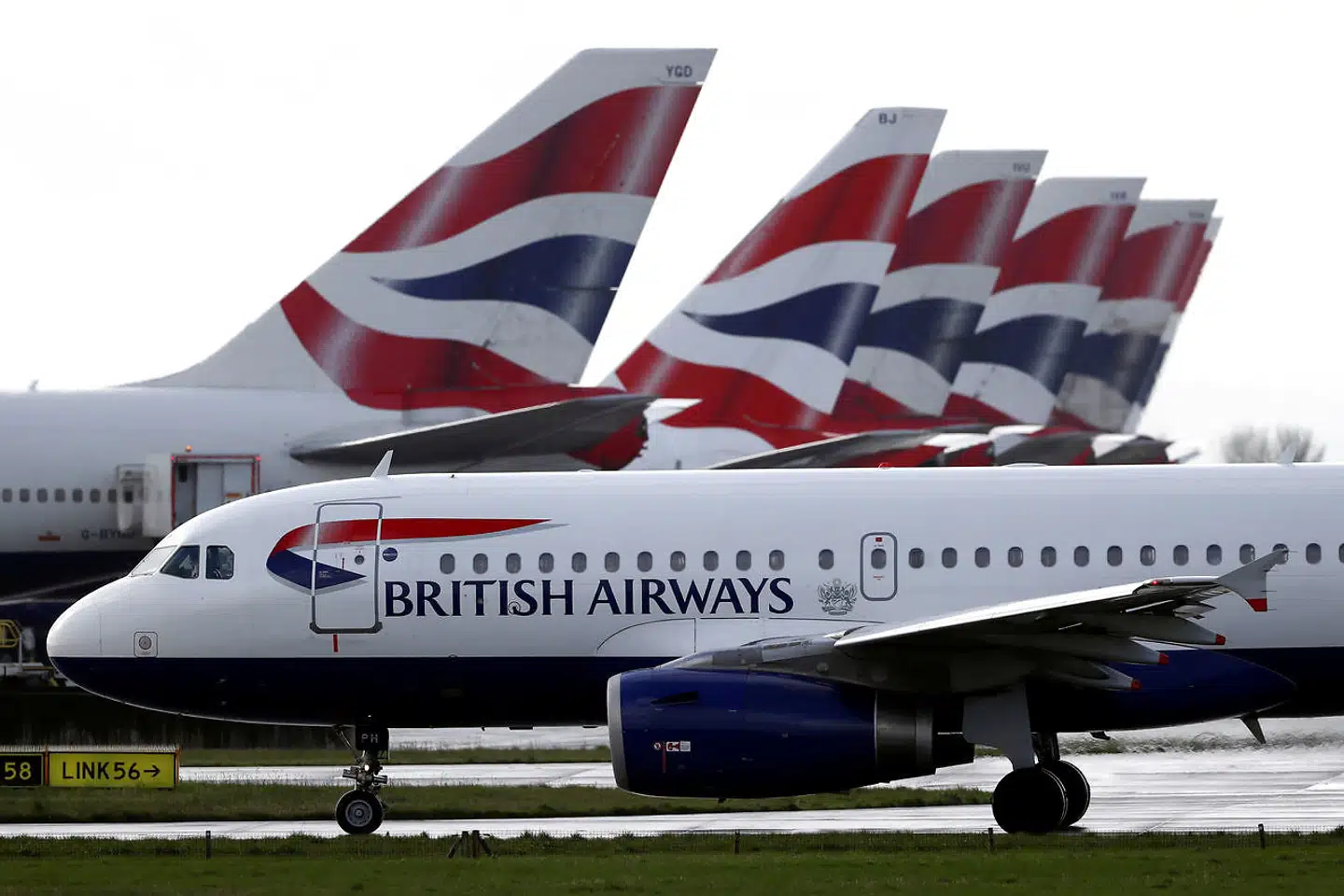 British Airways planlægger at nedlægge omkring 30 procent af den samlede medarbejderstab svarende til omkring 12.000 job.