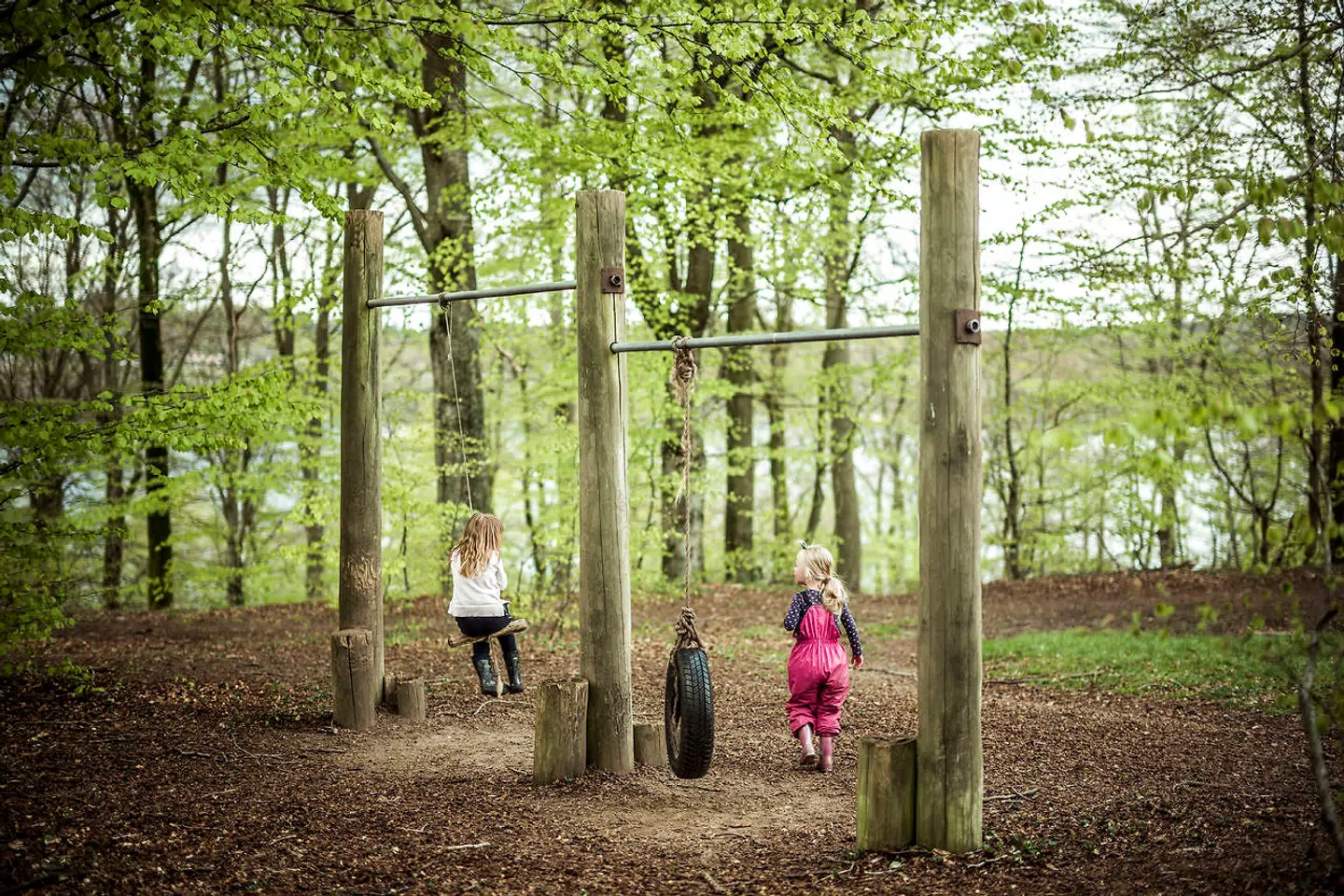 Børn fra Børnegården Lynghoved har i flere dage skullet benytte et såkaldt skovtoilet bestående af en omvendt murerbalje med hul i. Den første dag vidste alle børnene ikke, at der var toiletpapir tilgængeligt. Nu er der opstillet en toiletvogn med to toiletter, som børnene kan bruge.