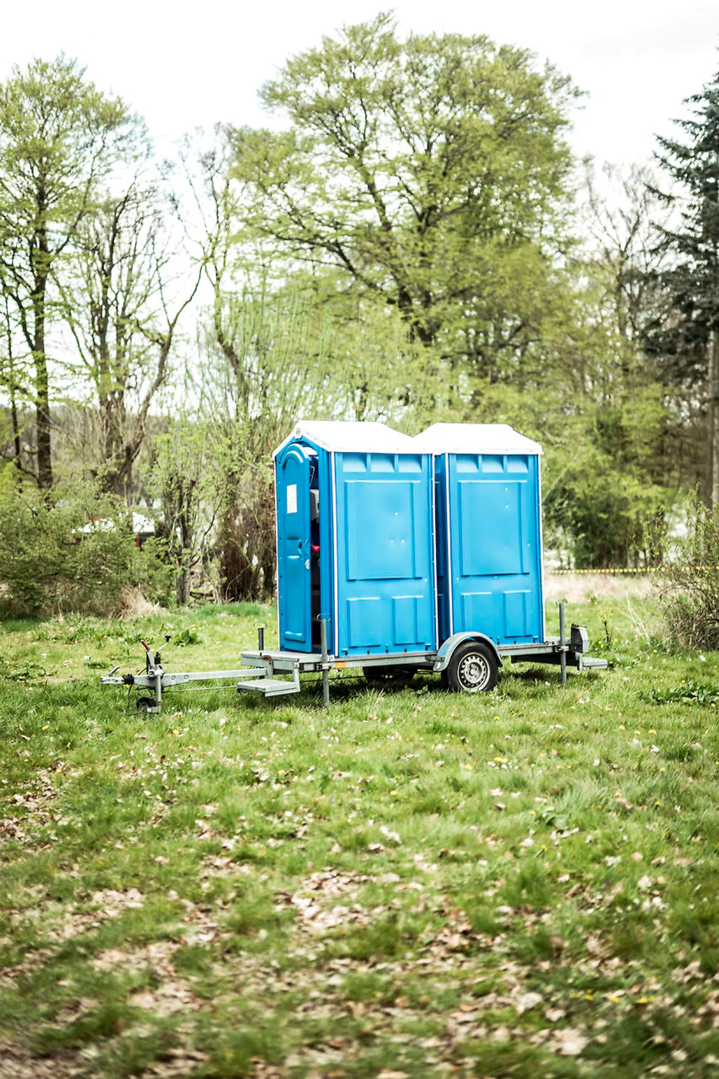 Mandag aften skrev Per Rasmussen, leder af dagtilbuddene i Ry, til forældrene i Børnegården Lynghoved, at der nu blev opsat en toiletvogn med to toiletter til børnene, der opholder sig i skovområdet.
