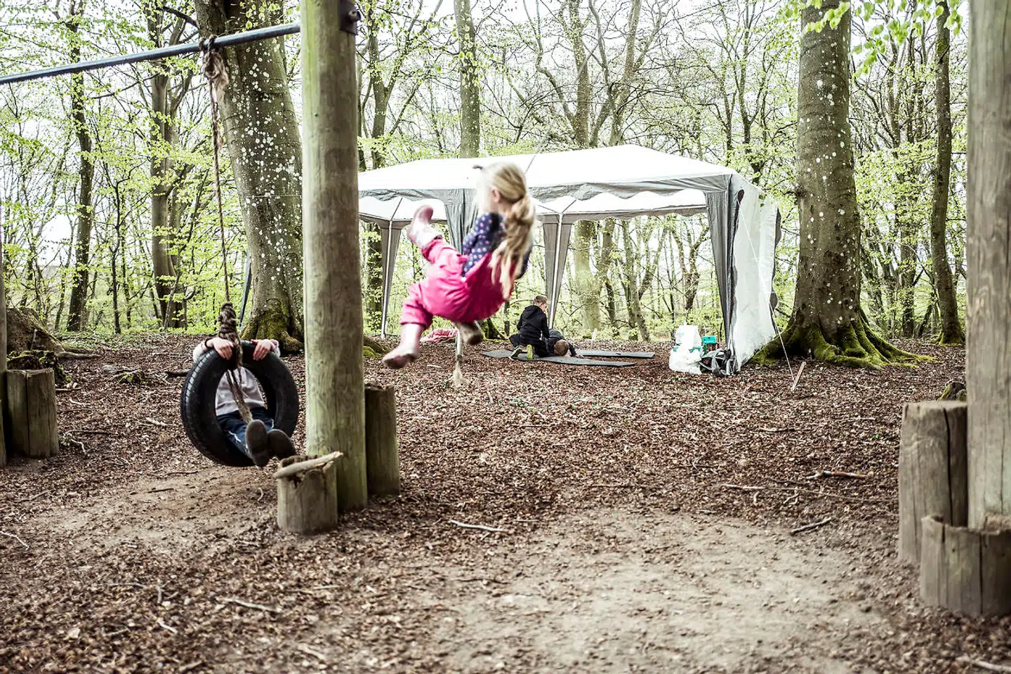 Børnene fra Børnegården Lynghoved har opholdt sig i skoven siden 16. april. Til at begynde med hængte børnehaven en presenning op, hvor børnene kunne være under, og søndag aften satte en gruppe forældre to pavilloner op. Derudover er der nu også mulighed for, at børnene kan være under to andre presenninger.