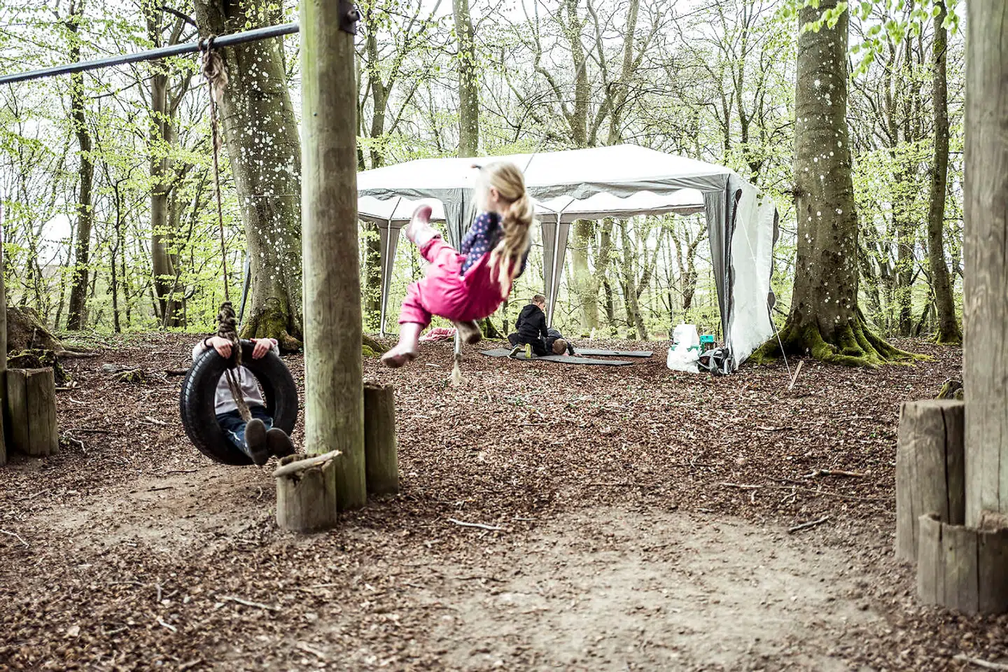 Børnene fra Børnegården Lynghoved har opholdt sig i skoven siden 16. april. Til at begynde med hængte børnehaven en presenning op, hvor børnene kunne være under, og søndag aften satte en gruppe forældre to pavilloner op. Derudover er der nu også mulighed for, at børnene kan være under to andre presenninger.