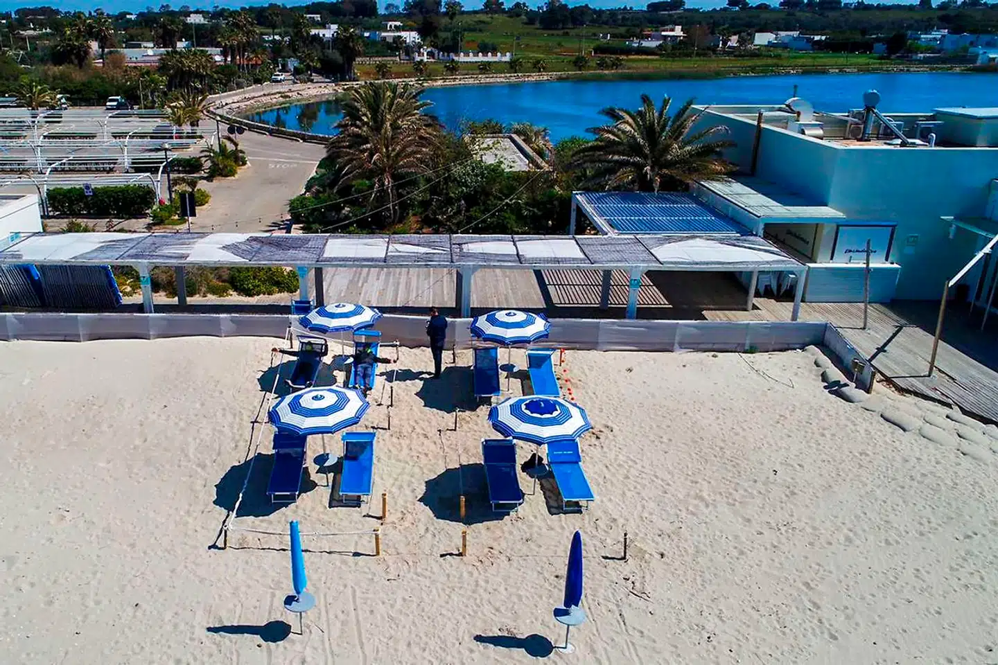 Turistbebyggelsen Bacino Grande i syditalienske Apulien giver sit bud på, hvordan en coronasikker strand kan organiseres.
