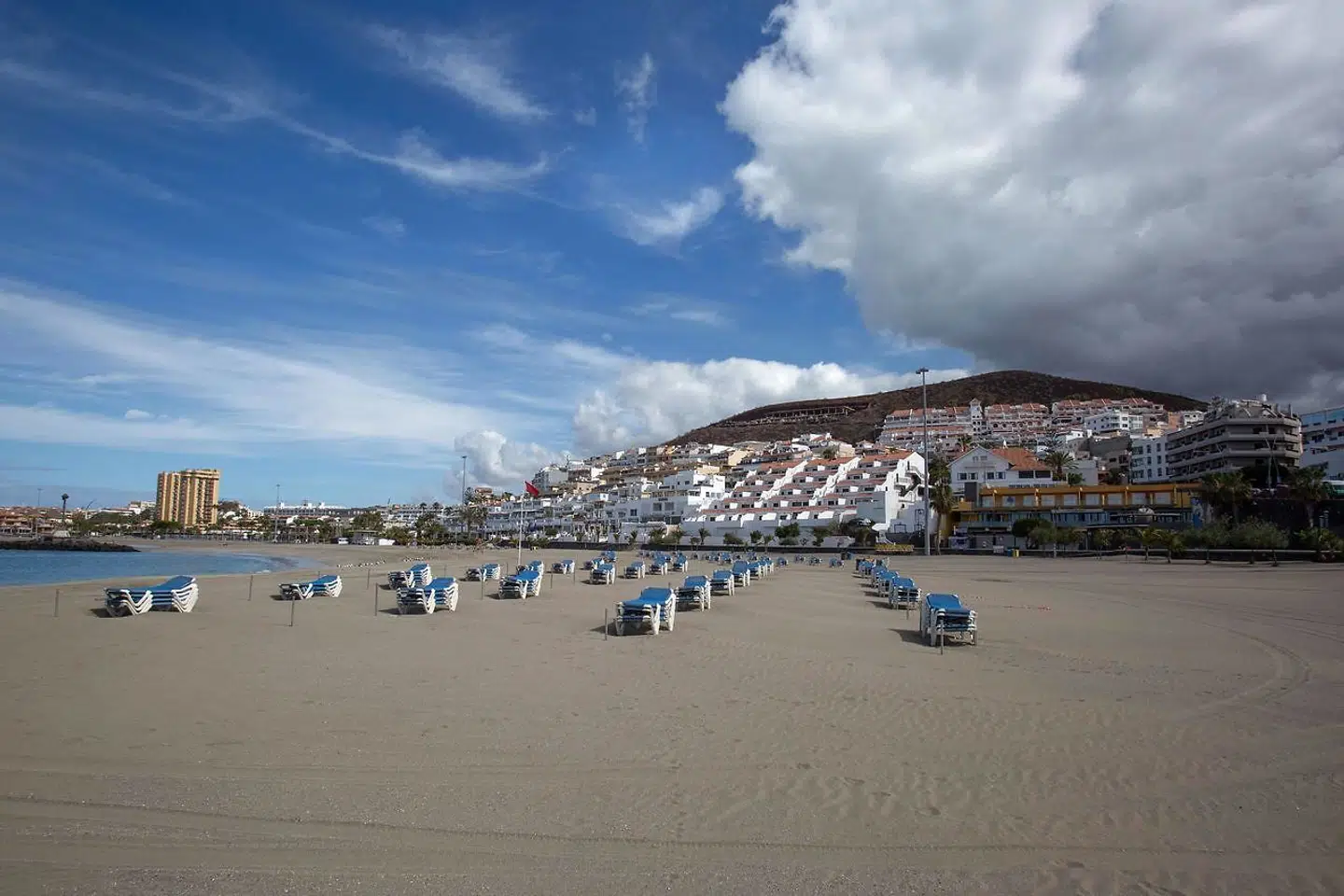 Mennesketom strand på Tenerife midt i april, hvor sæsonen normalt er i fuld gang. Omkring 40 procent af arbejdspladserne på De Kanariske Øer har forbindelse til turismen.