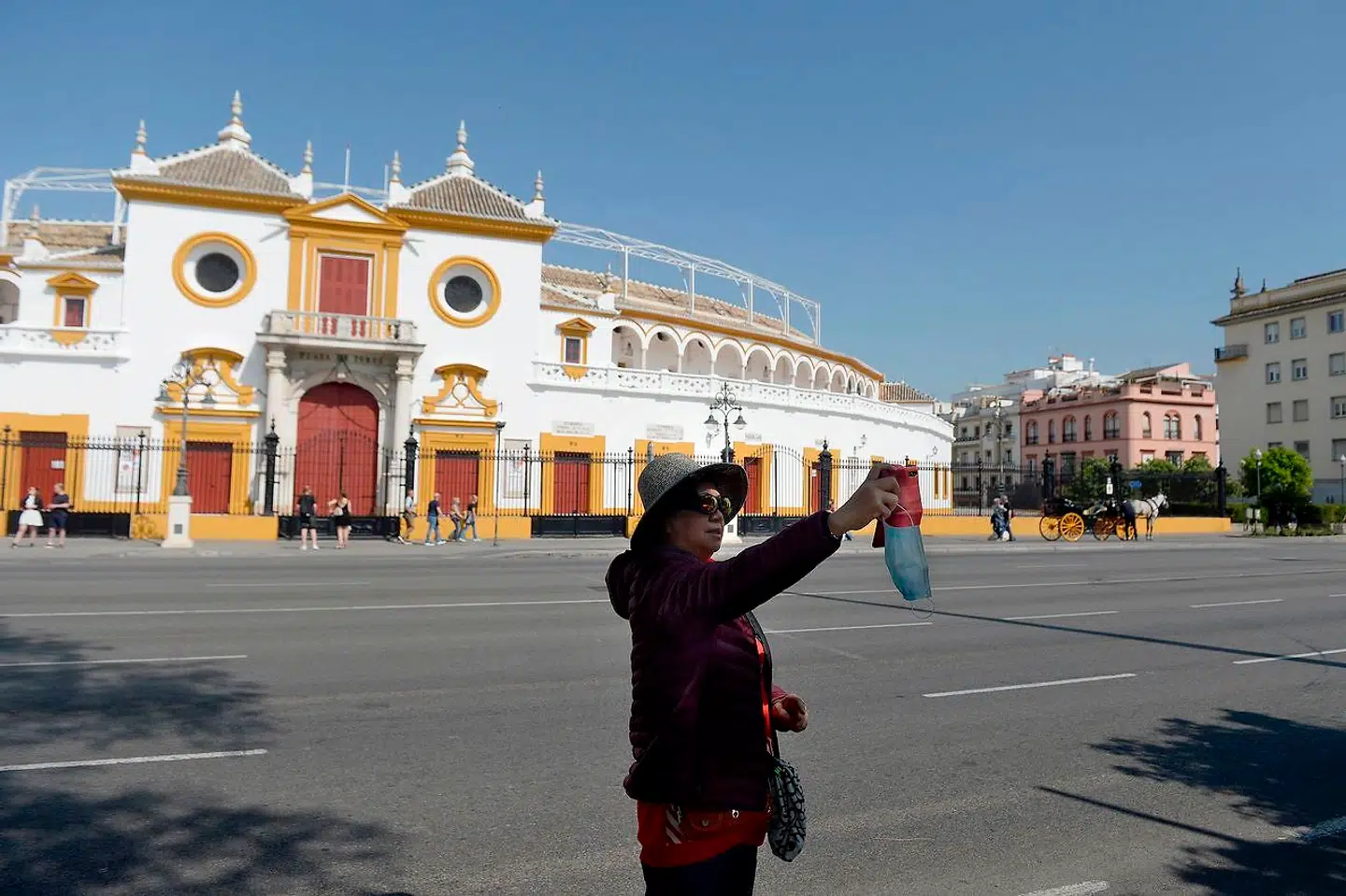 Ikke kun på strandene men også ved byernes seværdigheder – som her Sevillas tyrefægterarena La Maestranza – er turisterne forsvundet med voldsomme økonomiske konsekvenser.
