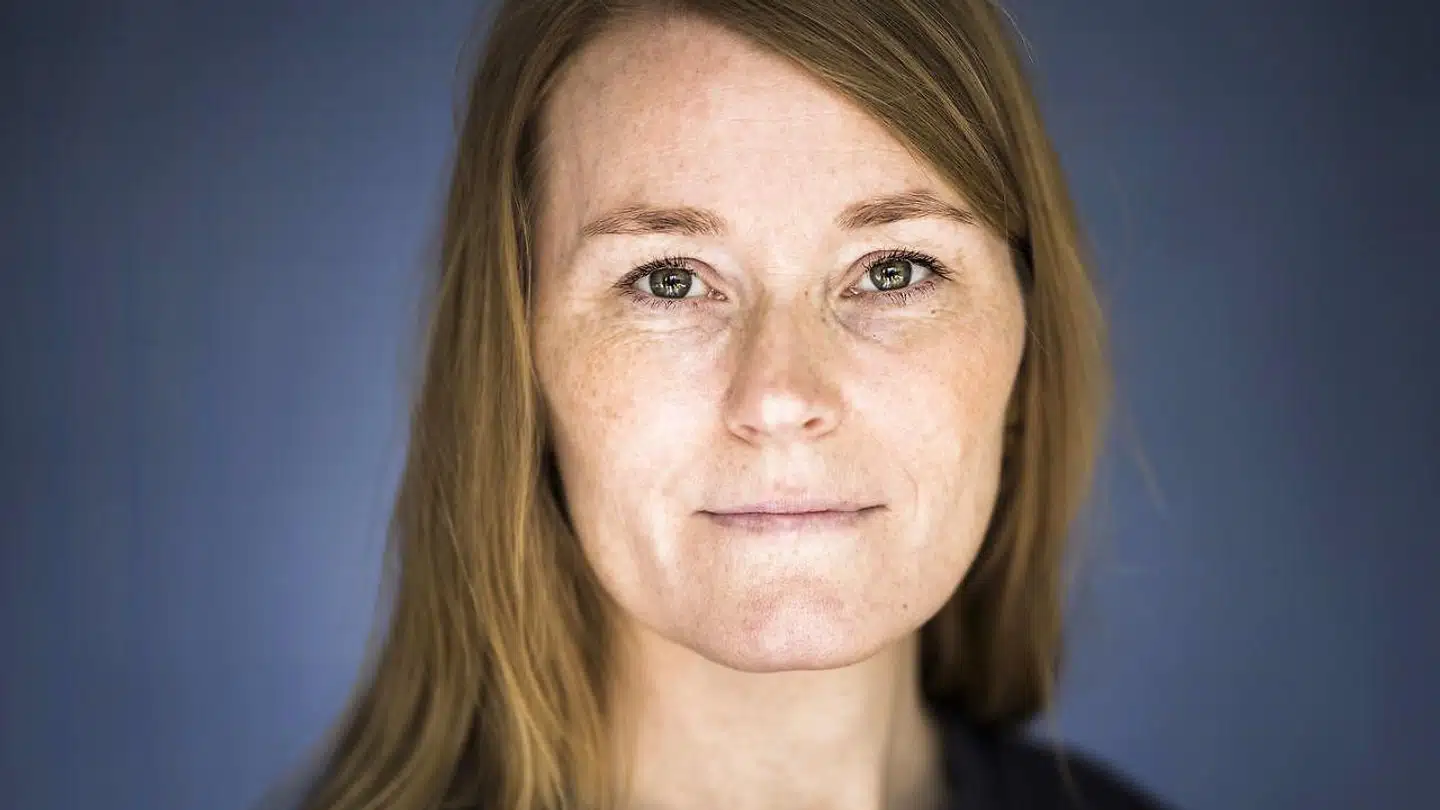 »Vi får nogle børn, som ikke har en realistisk indstilling til, hvad livet er, og som ikke bliver livsduelige. Når vi tager alle deres kampe, frarøver vi dem evnen til at modstå uretfærdigheder, blive empatiske, og at indse det faktum, at livet er hårdt arbejde,« mener Rikke Lindgaard, som egentlig er dyrlæge, men har skrevet den satiriske opsangsbog »Hvorfor skal skoletasken være så tung?«