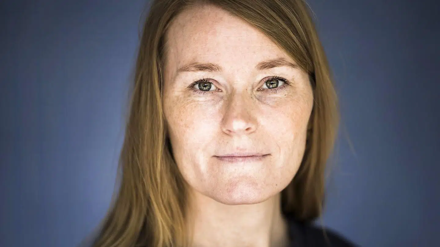 »Vi får nogle børn, som ikke har en realistisk indstilling til, hvad livet er, og som ikke bliver livsduelige. Når vi tager alle deres kampe, frarøver vi dem evnen til at modstå uretfærdigheder, blive empatiske, og at indse det faktum, at livet er hårdt arbejde,« mener Rikke Lindgaard, som egentlig er dyrlæge, men har skrevet den satiriske opsangsbog »Hvorfor skal skoletasken være så tung?«