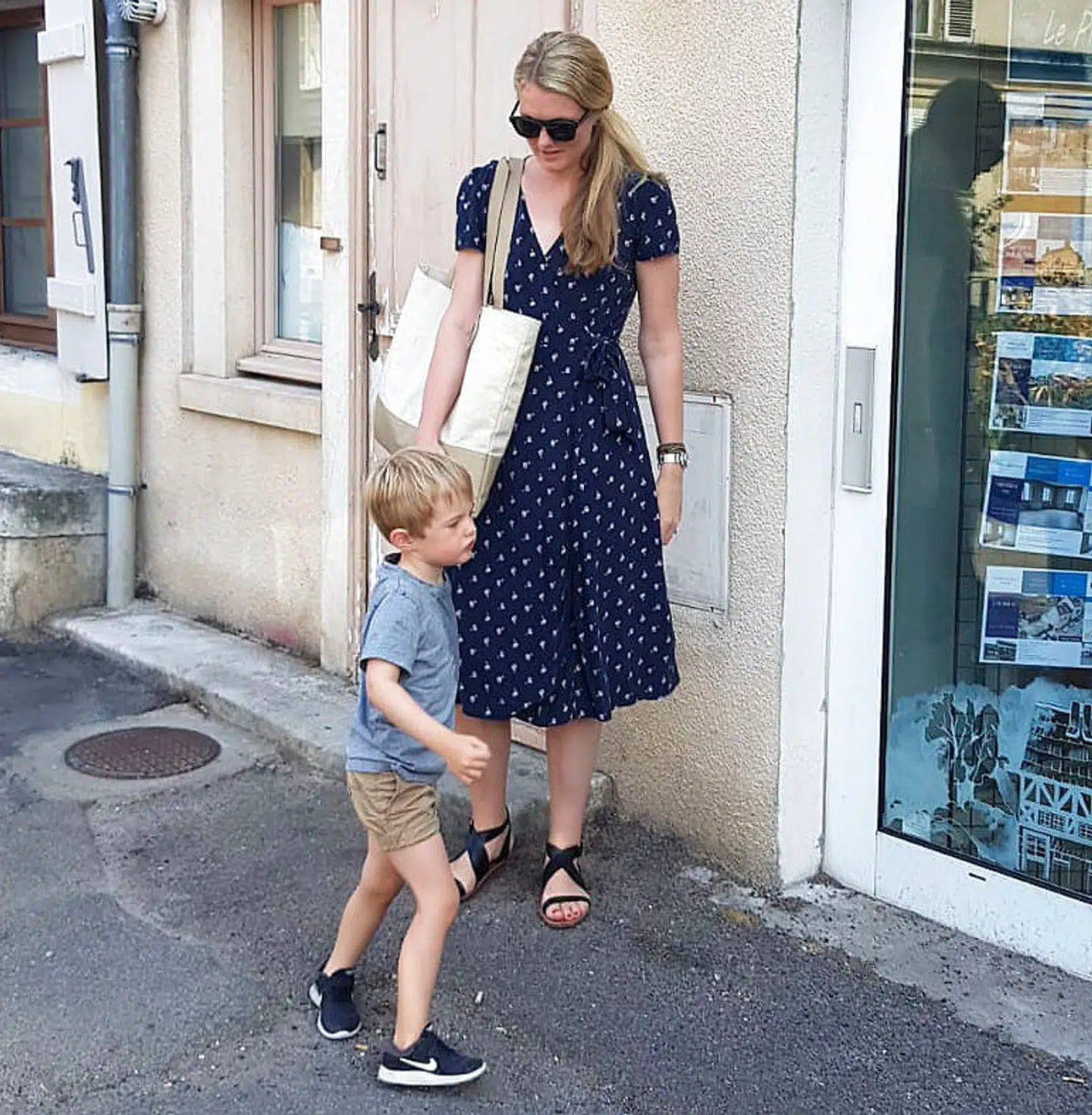 Om to uger fylder Tine Wickers søn, Anton, fire år. Han ønsker sig en fødselsdag, som han kan fejre sammen med sine bedsteforældre og mostre, som han er vant til at se mindst én gang om måneden. Men coronakrisen har gjort det så godt som umuligt. Sammen med sine forældre bor han nemlig i Paris, mens bedsteforældrene og mostrene bor i Danmark.