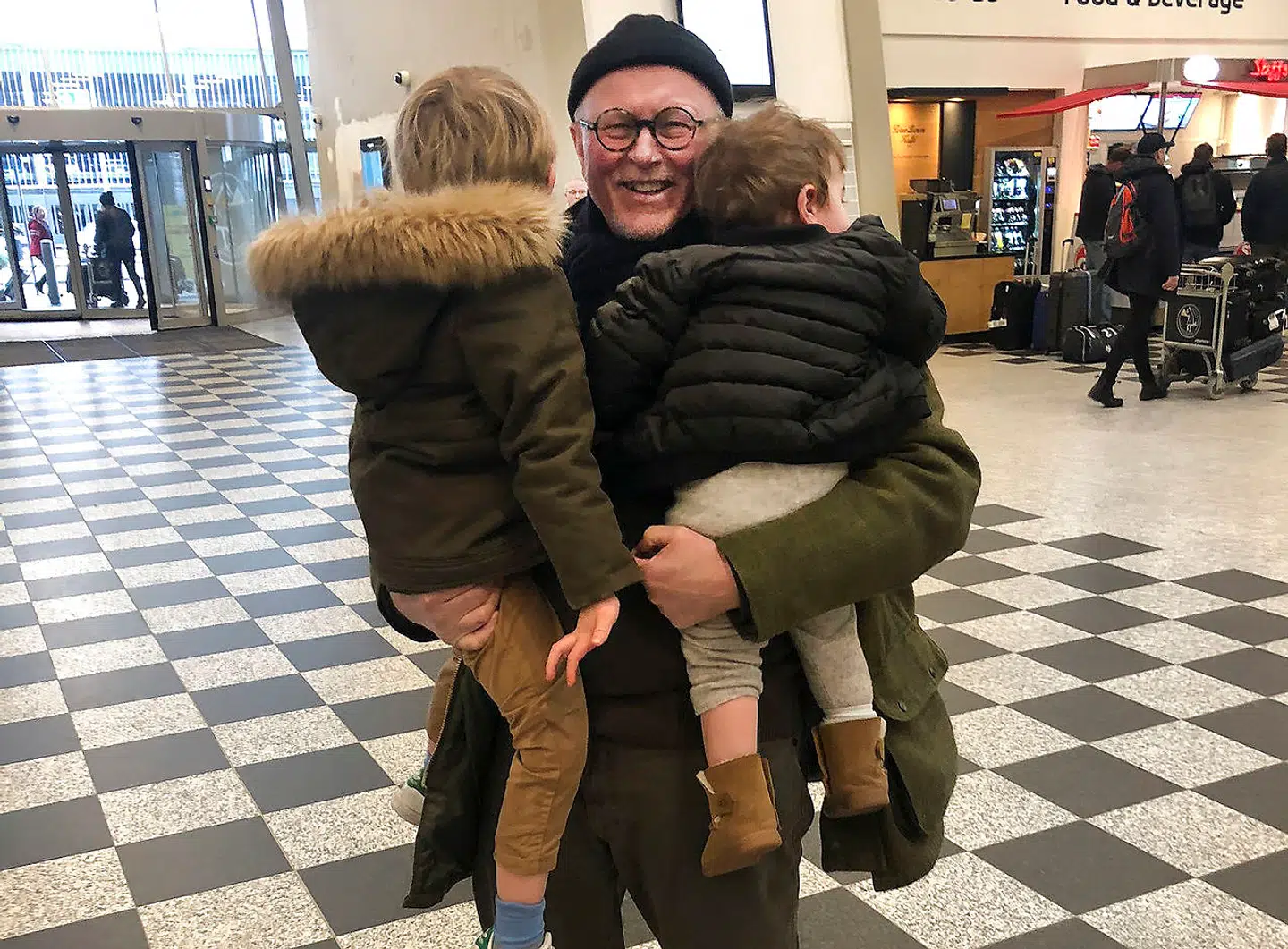 »Jeg elsker at bo i udlandet, men kun fordi det er så nemt at komme hjem og se min familie forholdsvist ofte,« fortæller Tine Wicker til Berlingske. På billedet her, som er taget under et tidligere besøg til Danmark, kan man også se, hvor glade børnene er for at komme hjem. De krammer bedstefar Søren Green i Billund lufthavn.