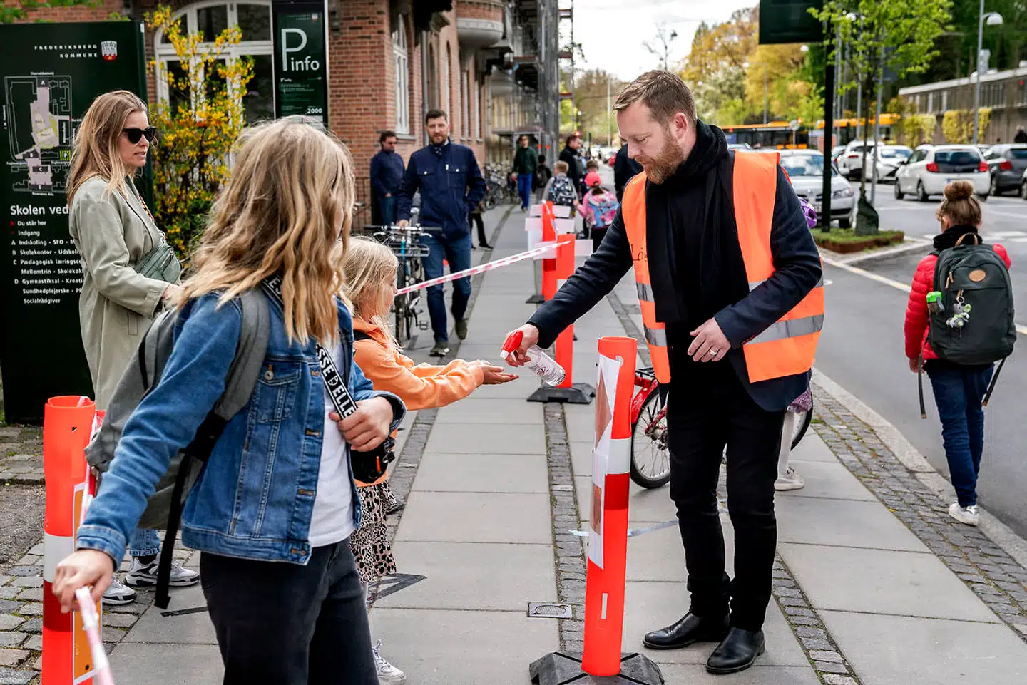 Politiet på Frederiksberg er utilfreds med de mange forældre, der samles, når børnene skal hentes fra skole om eftermiddagen. Skoleleder Lars Westh har fået sat afmærkninger op på Bülowsvej for at sikre, at forældrene holder afstand og derved kan overholde retningslinjerne fra myndighederne.