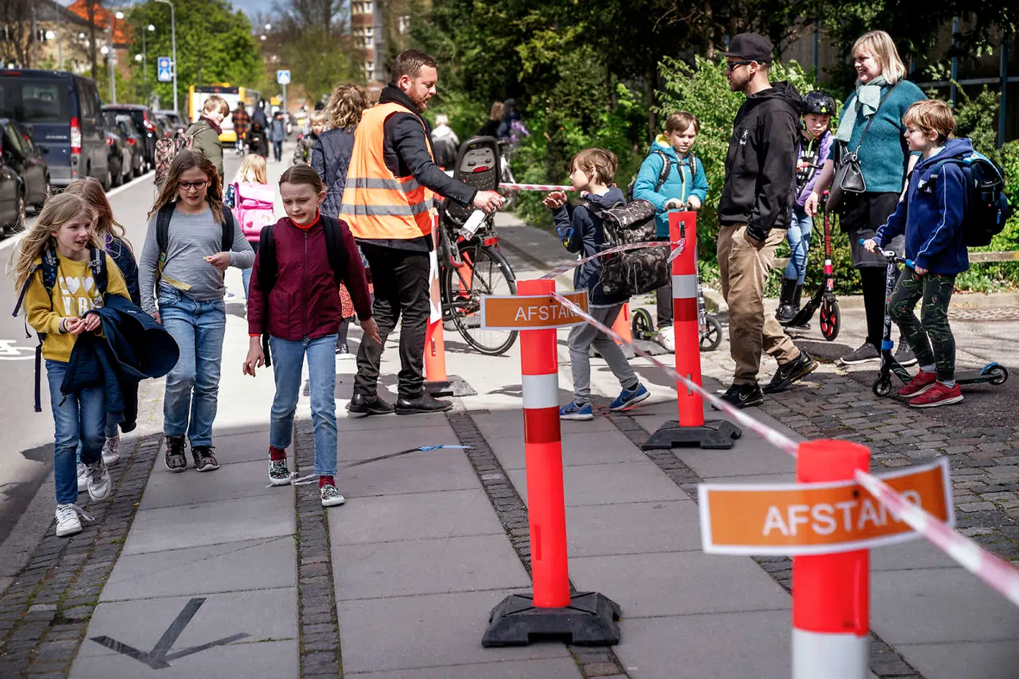 Der er ret mange børn, som skal ind og ud af Skolen ved Bülowsvej, men der kæmpes ihærdigt for at overholde retningslinjerne. Skoleleder Lars Westh er iklædt orange vest.