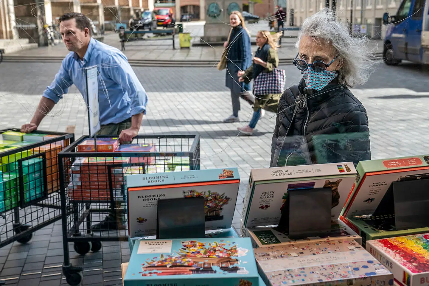 Boghandlen Arnold Busck lukker pga konkurs. Butikken overfor Rundetårn på Købmagergade. Medarbejdere kører bøgerne på gaden ind i butikken igen, efter de har fået at vide, de skal lukke butikken.