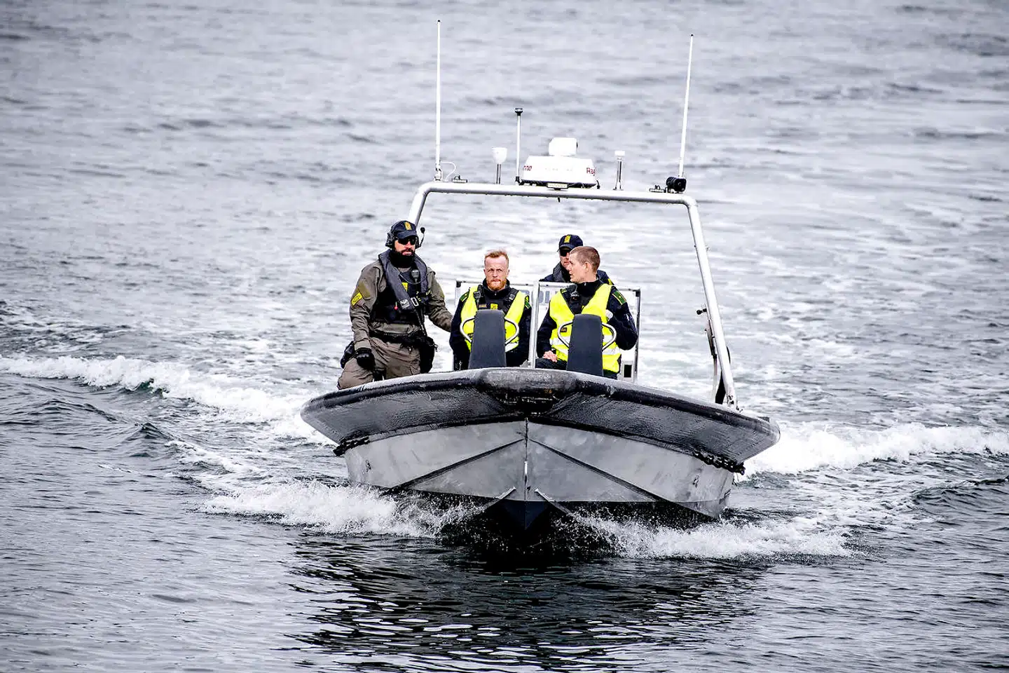 De mener det seriøst. Her patruljerer politiet i en speedbåd ved Islands Brygge i København, hvor der er opholdsforbud grundet frygten for smittespredning med coronavirus. Billedet er taget søndag den 26. april 2020. Opholdsforbuddet trådte i kraft lørdag aften og gælder indtil 1. maj kl. 23.59.