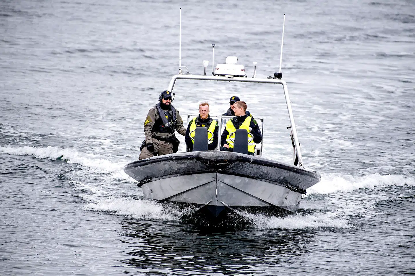 De mener det seriøst. Her patruljerer politiet i en speedbåd ved Islands Brygge i København, hvor der er opholdsforbud grundet frygten for smittespredning med coronavirus. Billedet er taget søndag den 26. april 2020. Opholdsforbuddet trådte i kraft lørdag aften og gælder indtil 1. maj kl. 23.59.