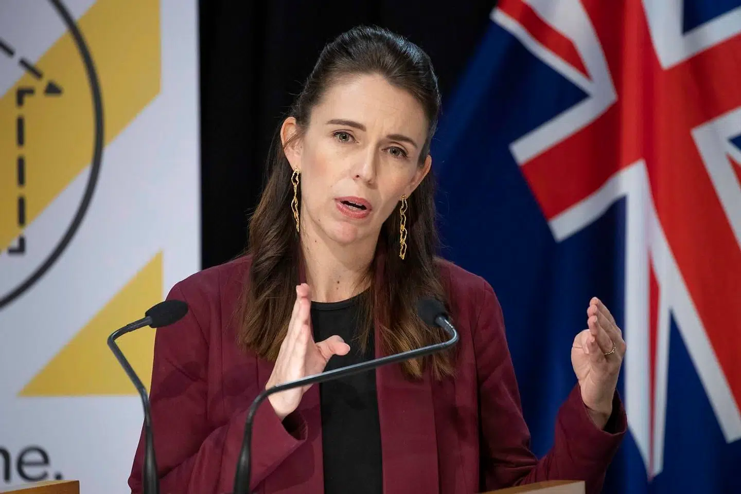 New Zealands premierminister Jacinda Ardern briefer medierne om covid-19 i parlamentet i Wellington 27. april. Ardern har i dag erklæret, at landet har vundet kampen mod coronavirus og vil begynde en langsom genåbning af økonomien.