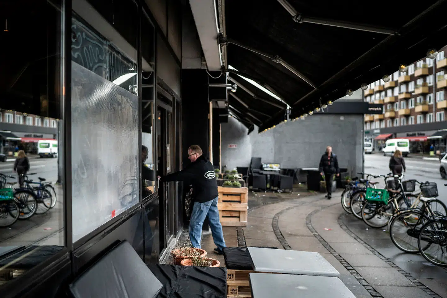 Et billede fra oktober sidste år, hvor ruden på burgerbaren The Barn i Nordvest-kvarteret i København er blevet repareret, efter ukendte personer kastede en sten gennem den.