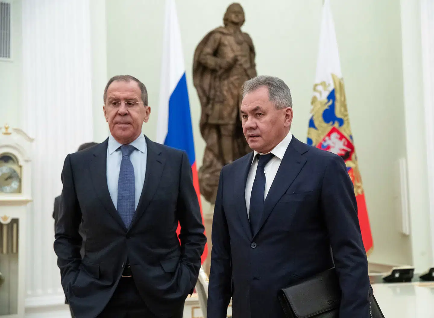 Den russiske udenrigsminister Sergej Lavrov og forsvarsminister Sergej Sjojgu har langet vredt ud efter bystyret i Prag, efter borgmesteren har besluttet at fjerne en statue af en sovjetisk krigshelt. Nu frygter Tjekkiets efterretningstjeneste angiveligt for borgmesterens sikkerhed, skriver tjekkiske medier.