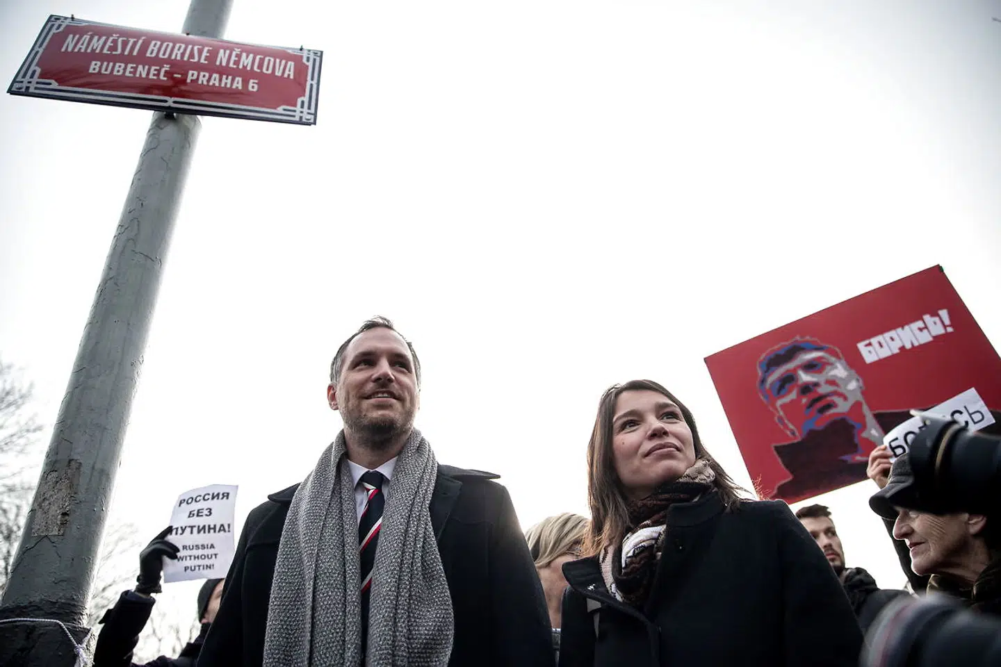Overborgmesteren i Prag, Zdenek Hrib, indvier det nye navneskilt for pladsen foran byens russiske ambassade. Fremover skal pladsen hedde Boris Nemtsov-pladsen efter den russiske oppositionspolitiker og menneskerettighedsforkæmper, der for fem år siden blev myrdet få hundrede meter fra Kreml. Med til indvielsen er Nemtsovs datter, Zjanna Nemtsova (th.).