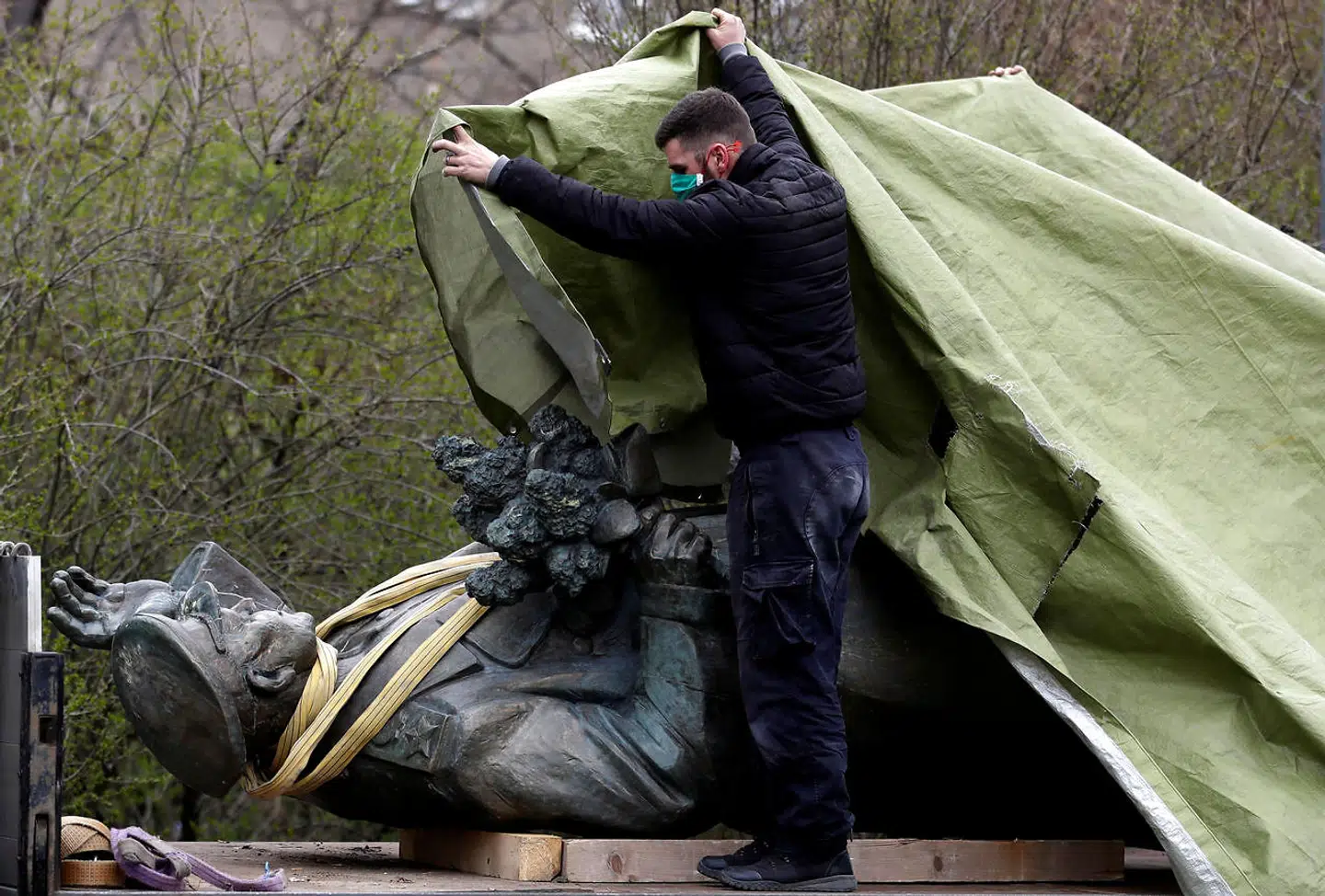 Bystyret i Prag har besluttet at fjerne statuen af sovjetmarskalen Ivan Konev fra gadebilledet og sende ham på museum. Ivan Konev stod i spidsen for de sovjetiske styrker, der befriede Prag fra Nazityskland. Men også for de styrker, der i 1956 slog opstanden i Ungarn ned.