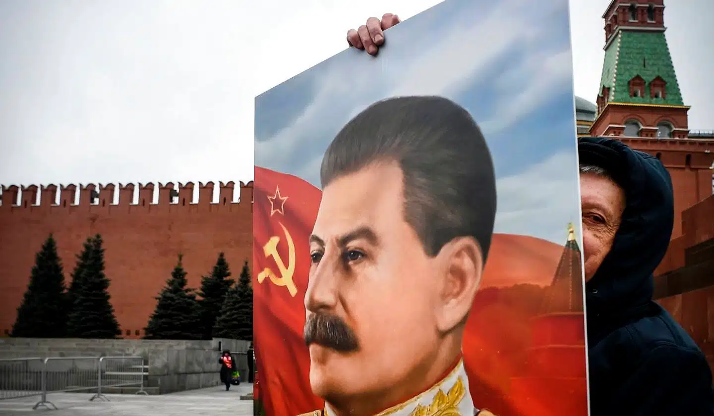 En af grundpræmisserne i Poul Villaumes nye bog er, at Vestens afsky og frygt for den kommunistiske blok var forståelig, og han bruger omkring 40 gange bogen igennem prædikater som »forbryderisk«, »terror(istisk)«, »undertrykkelse« og »brutal« om den kommunistiske blok og dens politik, forklarer forfattere