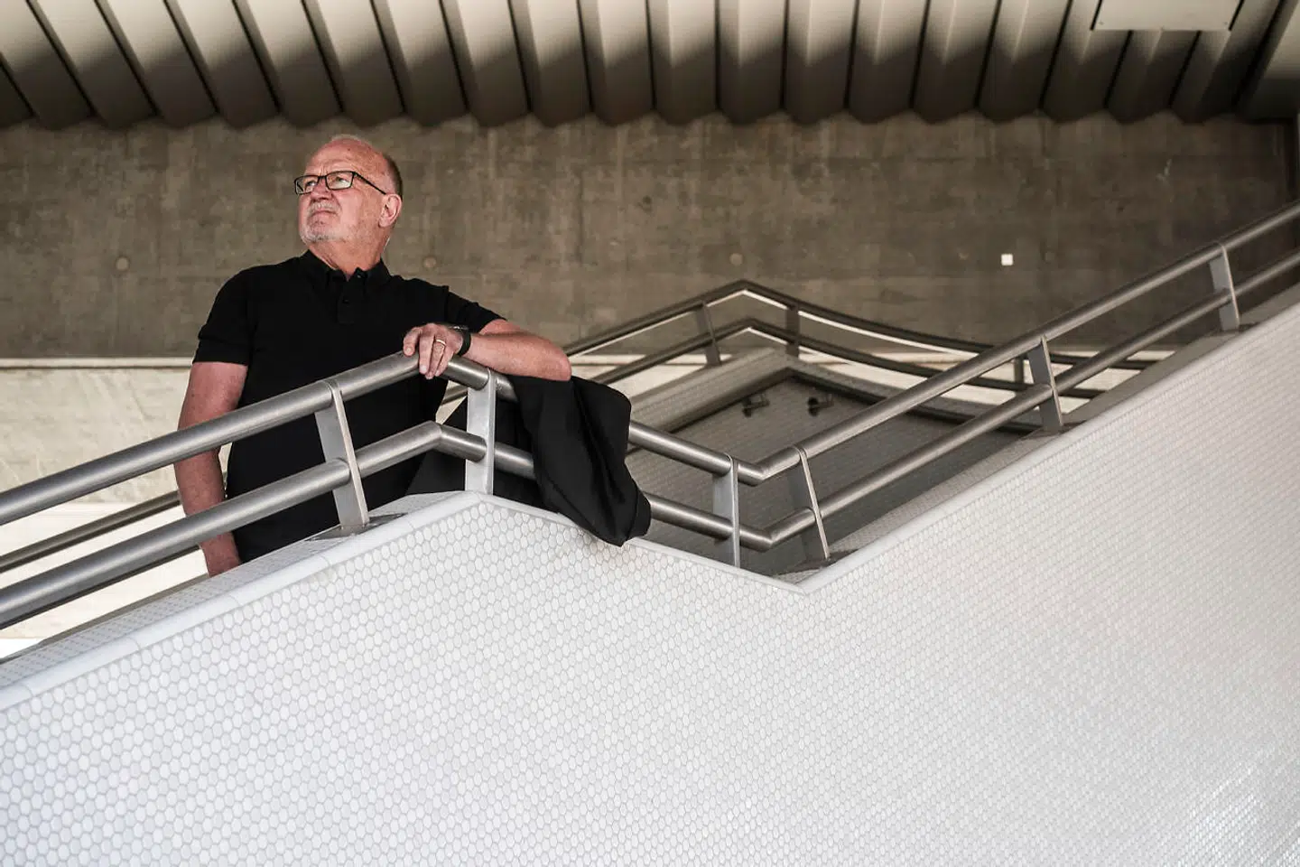 Vi vil ikke flokkes i myldretiden, men den offentlige trafik er på ingen måde dømt ude, mener Jens Kramer Mikkelsen, som her er fotograferet ved den nye metrolinje til Nordhavn, som han ikke selv har prøvet endnu.