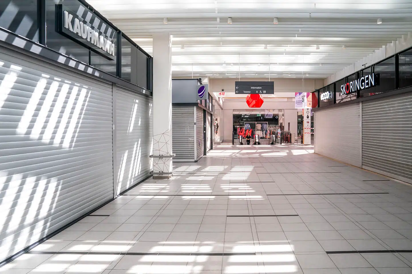 Lyngby Storcenter er lukket på grund af coronakrisen. Flere erhvervsorganisationer peger på, at storcentre må være de næste på listen til at åbne.