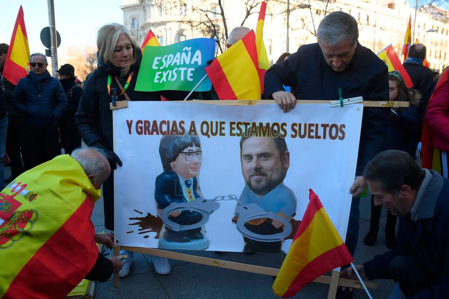 Tilhængere af det højrenationale parti Vox demonstrerer mod Sánchez-regeringen med et banner, der afbilleder to catalanske separatistledere. Søndagens valg, der skulle sætte dem på plads, har i stedet placeret Carles Puigdemont (tv.) i en overraskende hovedrolle.