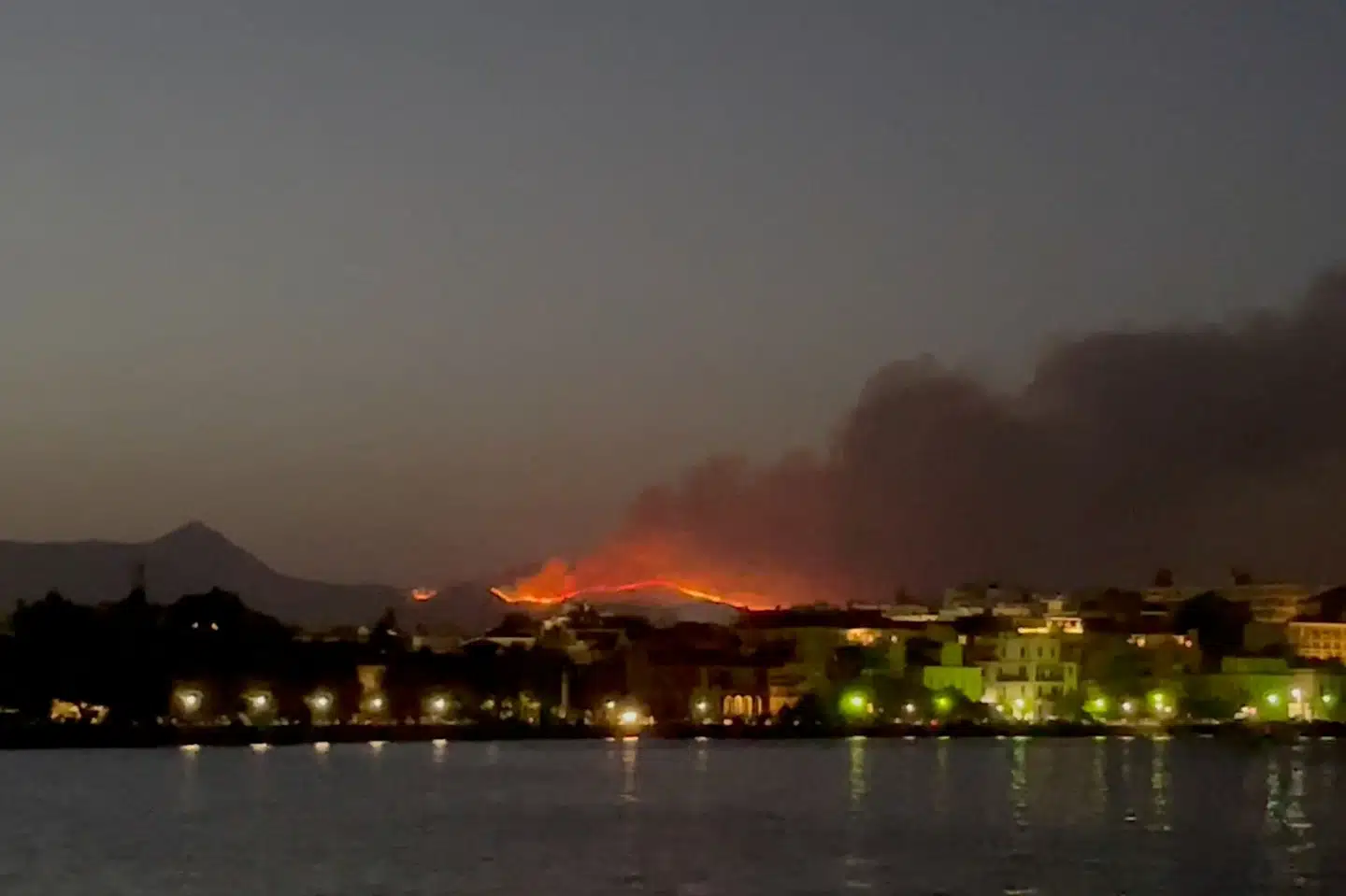 Røg stiger op fra en naturbrand på Korfu søndag. Julia Dzhyzhevska/Reuters
