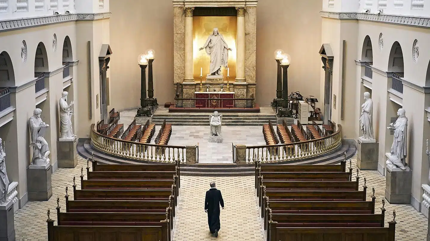 Sognepræst Steffen Ringgaard Andresen i Københavns tomme domkirke. Morgenandagten i Vor Frue Kirke bliver afholdt for lukkede døre frem til 14. april 2020, men kan stadig lyttes til på DR P2 og DR2 i hele landet.