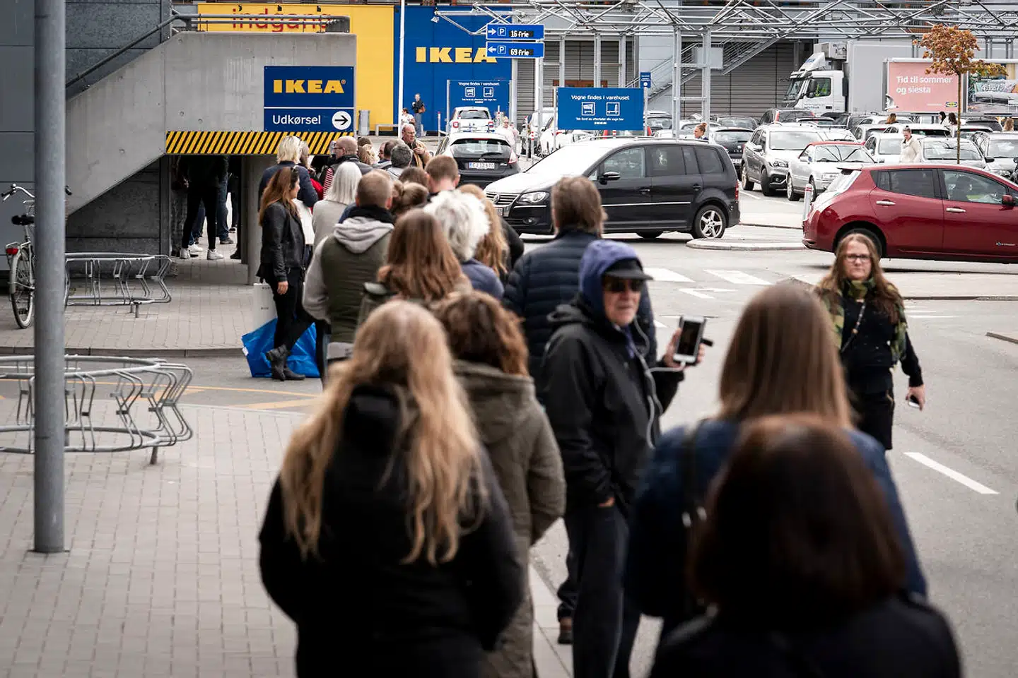 Ikea åbner deres varehus i Gentofte kl. 10, mandag den 27. april 2020. ** OBS billedet er optaget med et teleobjektiv og afstanden mellem personer på billedet kan opfattes mindre en den reelt er. **. (Foto: Niels Christian Vilmann/Ritzau Scanpix)
