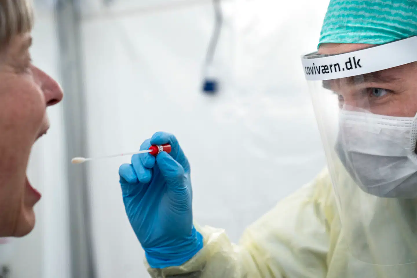 27 dage fik der, før Danmark ændrede strategi over for den ny coronavirus.