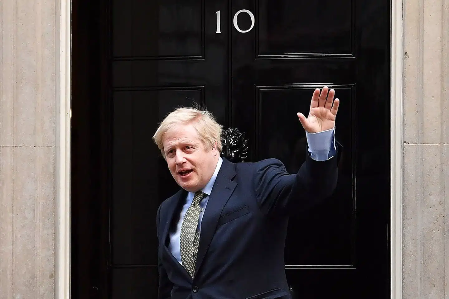 Den britiske premierminister, Boris Johnson, har genoptaget arbejdet, efter at han i flere uger har været sygemeldt med coronavirus.