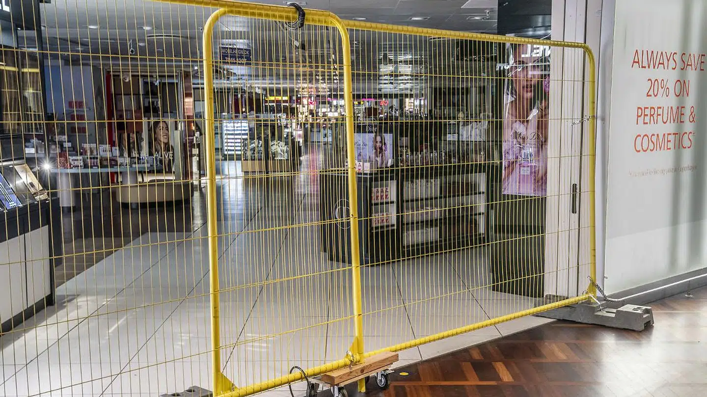 Der er låst af til toldfri handel i Københavns Lufthavn. 143 af de 146 butikker og serveringsteder er lukket. Med andre ord – næsten alle lufthavnens indtægter og forretningsgrundlag er forsvundet på ganske få uger.