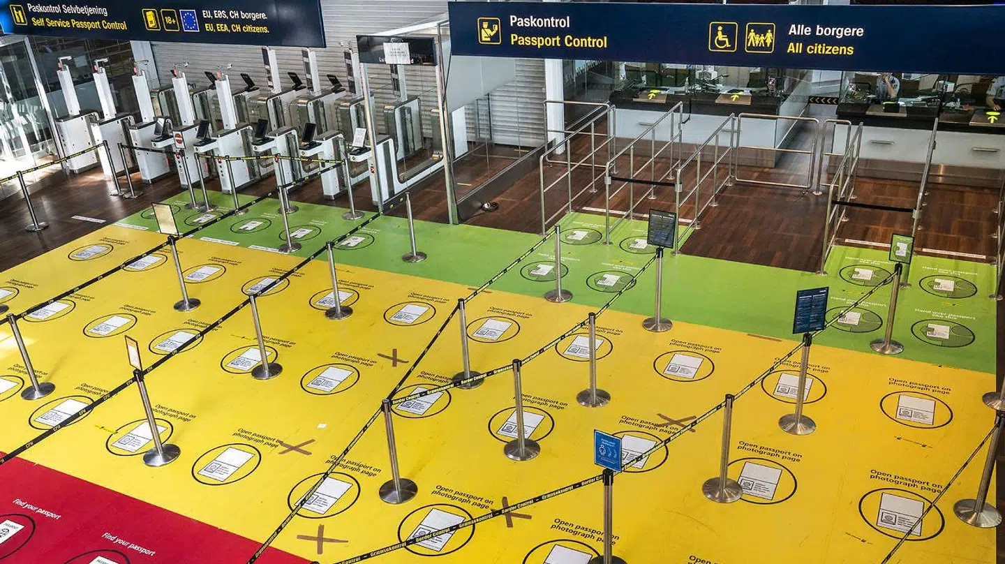 Paskontrollen i Københavns Lufthavns terminal C har for nylig fået lagt farver på gulvene og beskeder til passagererne om at have deres pas klar. Det skulle få folk til at komme hurtigere igennem og mindske køen. Nu er det verdens mindste problem.