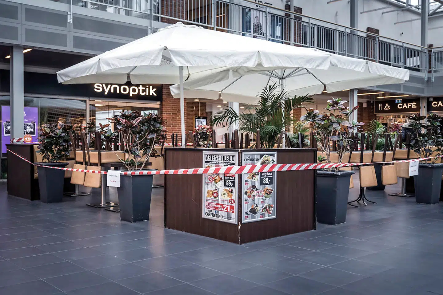 »Det er ikke set, at regeringer i nyere tid har lukket landet ned fra den ene dag til den anden. Det koster dyrt for danske virksomheder, der blot kan se til, hvordan kunder udebliver, ordrebøger tømmes, og konkursen truer.«