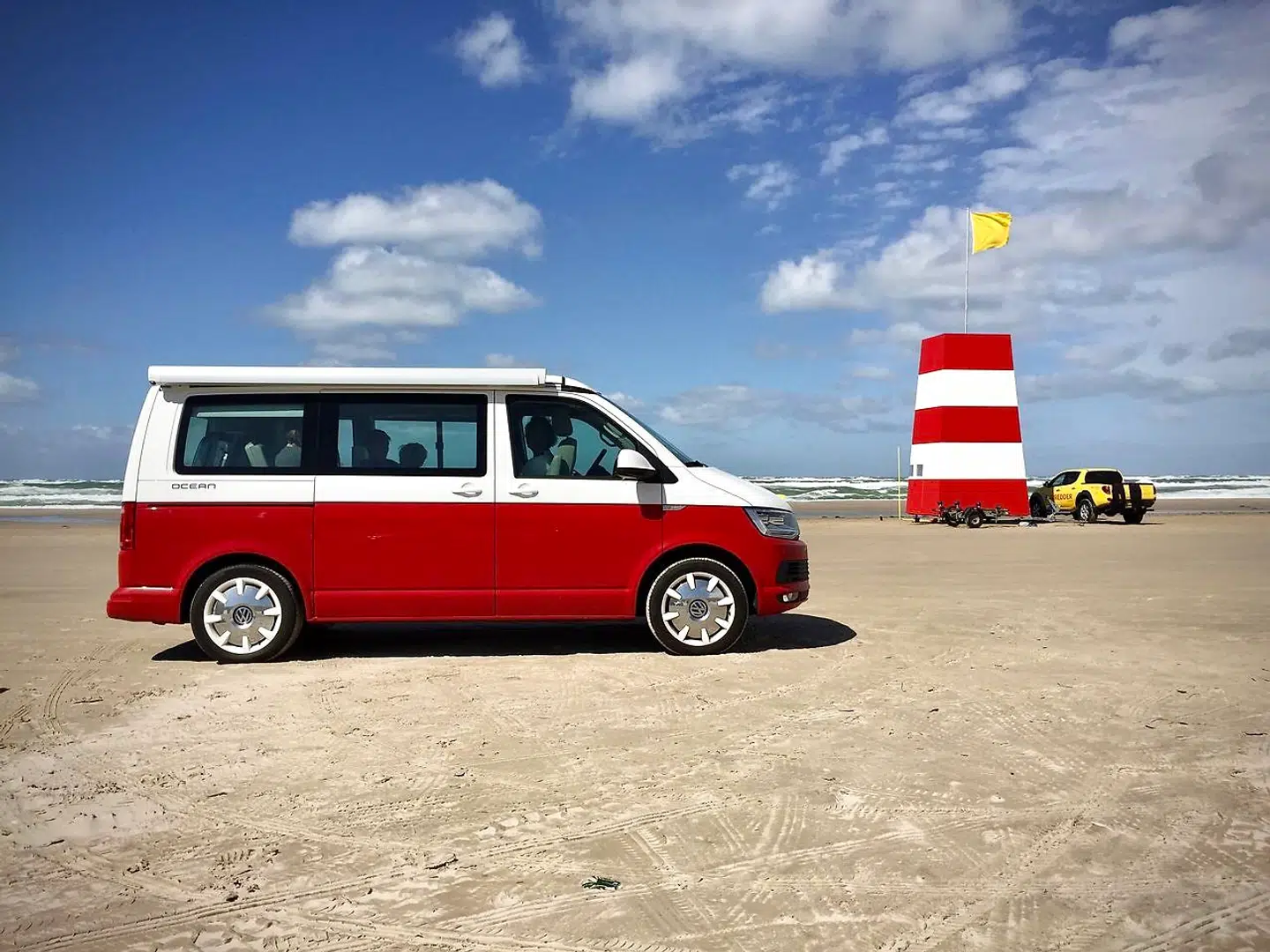 Smid dine boards bagi, og tag ud på en campingplads ved havet i din egen afsprittede surfbus, og så er du tæt på det coronafri ferieformat.